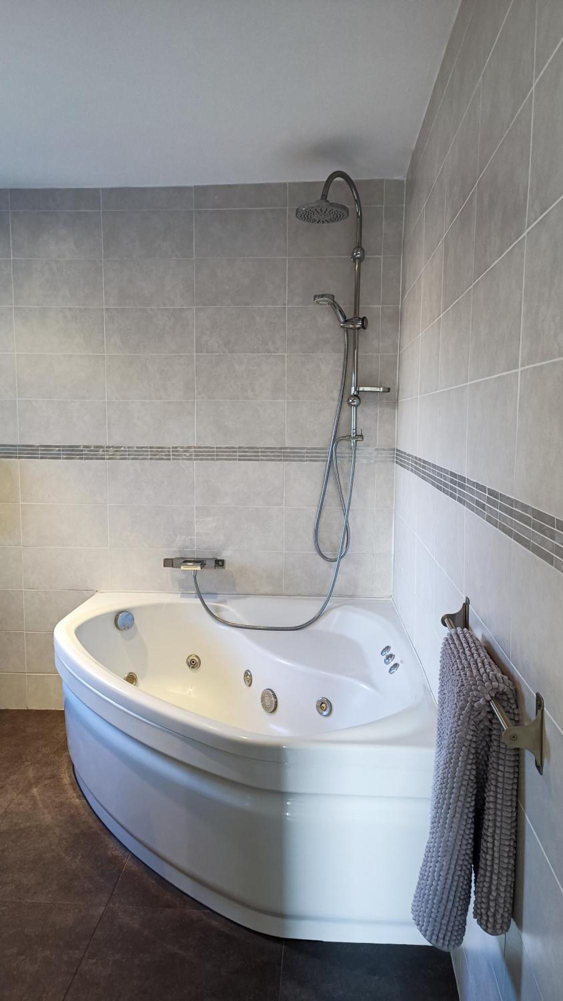 U Casone, B&W Modern Apartment, Spa, Wifi, Air-Conditioning, Free Parking, Decreasing Prices Aghione Eksteriør bilde